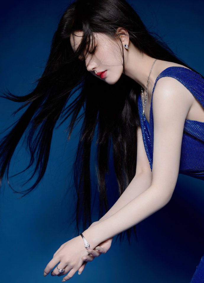 影《穿透明睡衣接快递凯发k8一触即发电